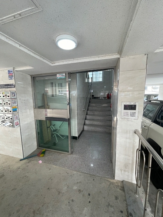 인천지방법원2022타경2928 <본건 소재건물 1층 출입구>