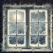 거울에 눈 이 얼어서 얼음이 되어 있는 모습