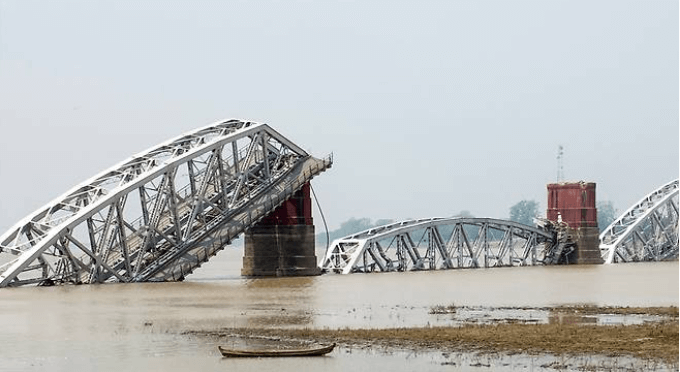 미얀마지진으로-다리가붕괴된모습