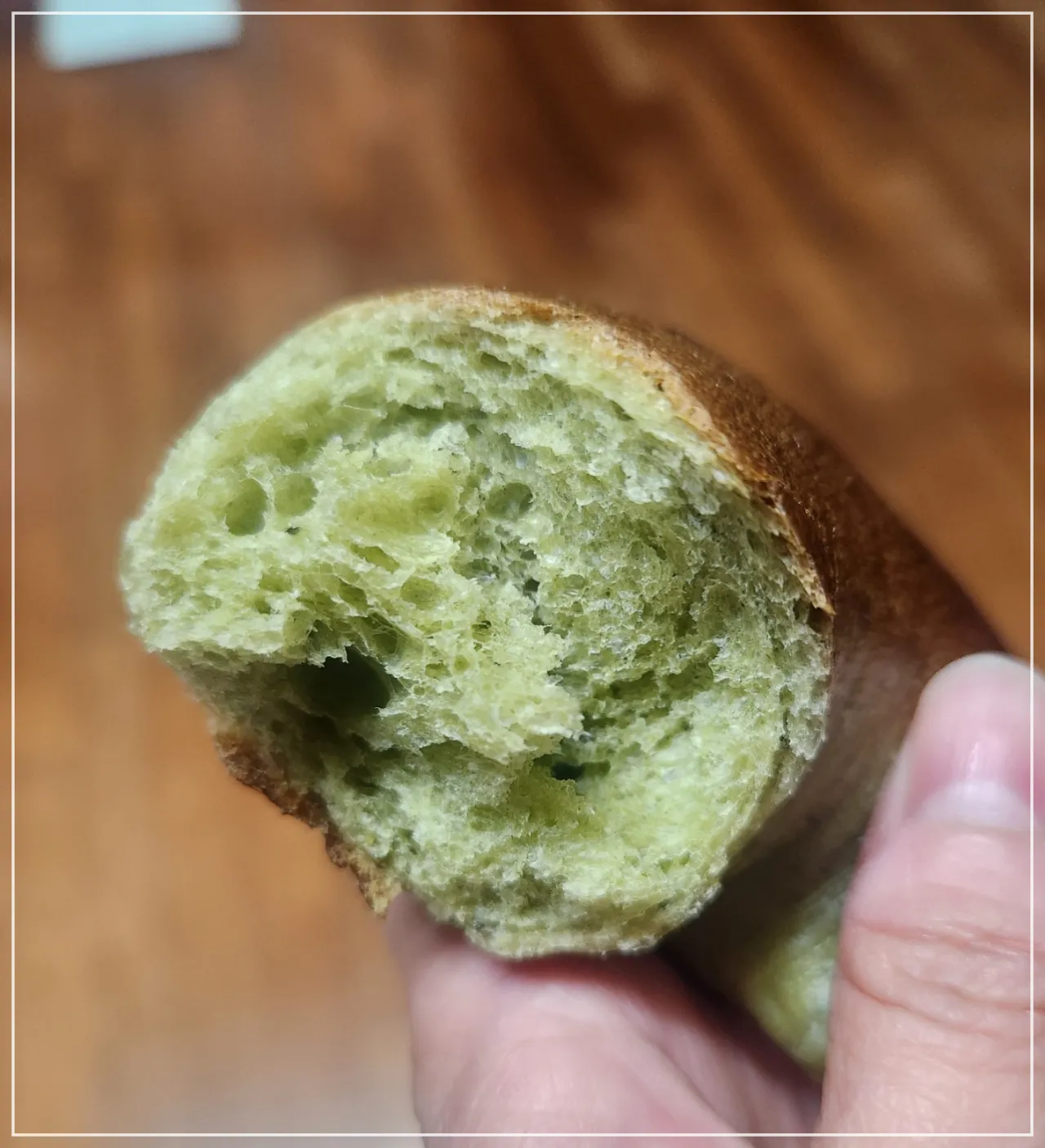 파리바게뜨-두번-쫄깃-시금치바질-베이글-단면