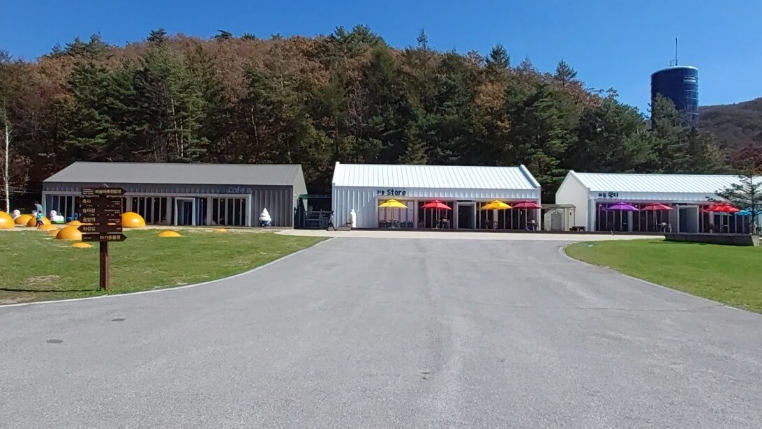 입구에서-보이는-건물-3개동