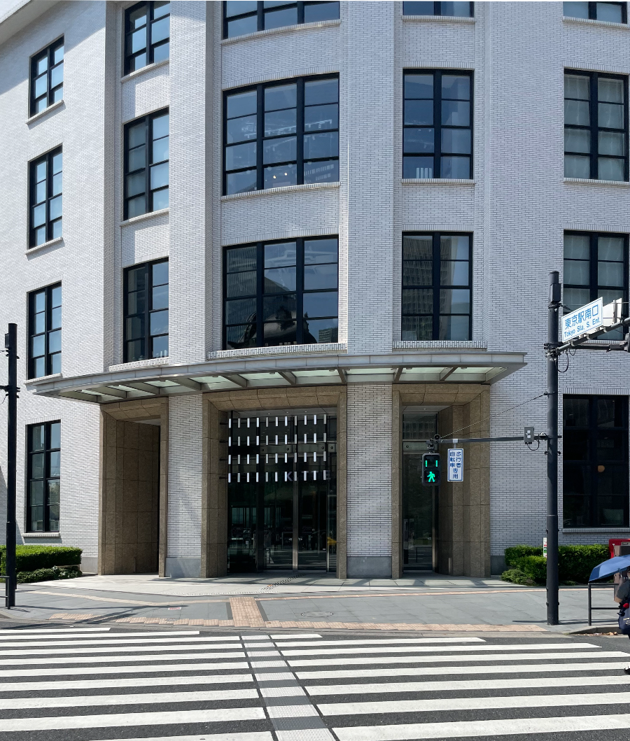 도쿄역 킷테 마루노우치 타워(구.도쿄 중앙 우체국) 출입구