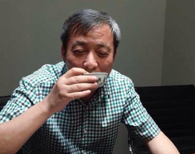 류이첸이 3,600만 달러 짜리 찻잔으로 차를 마시는 장면