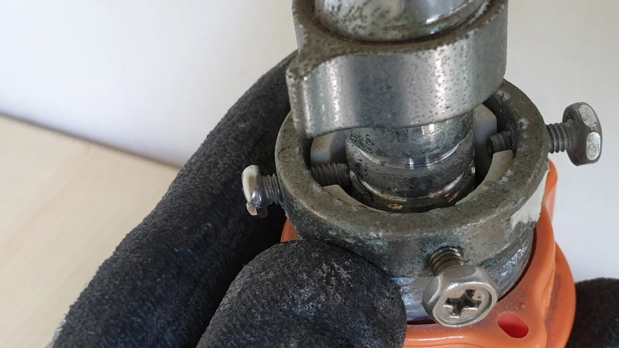 연결부품 고정하는 모습