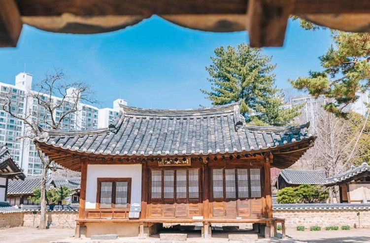 송시열의 친필 글씨가 담긴 건물 정면의 현판