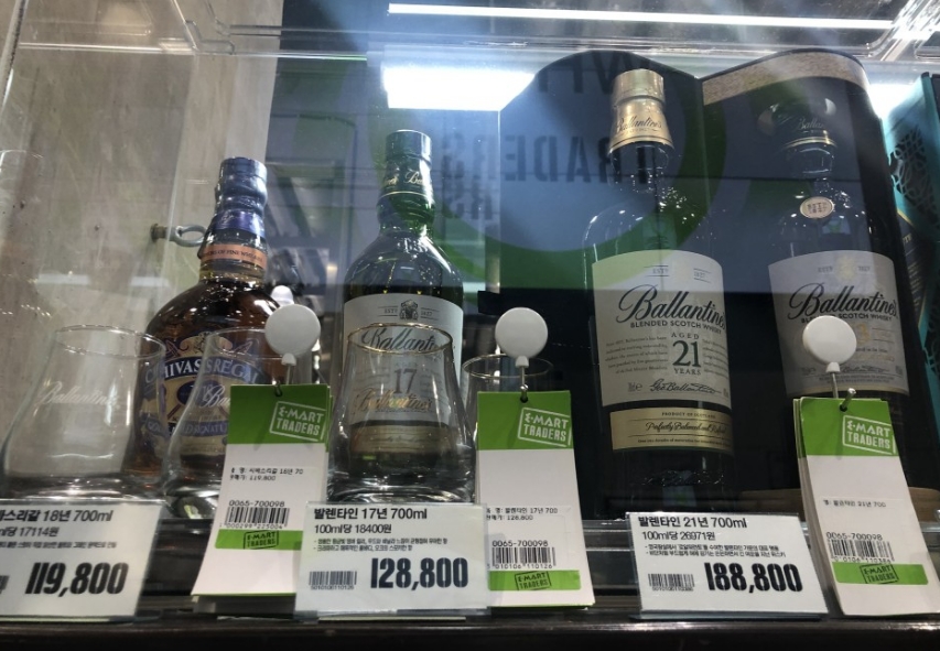 고급스러운 나무 상자에 담긴 발렌타인 30년산 위스키 병과 잔