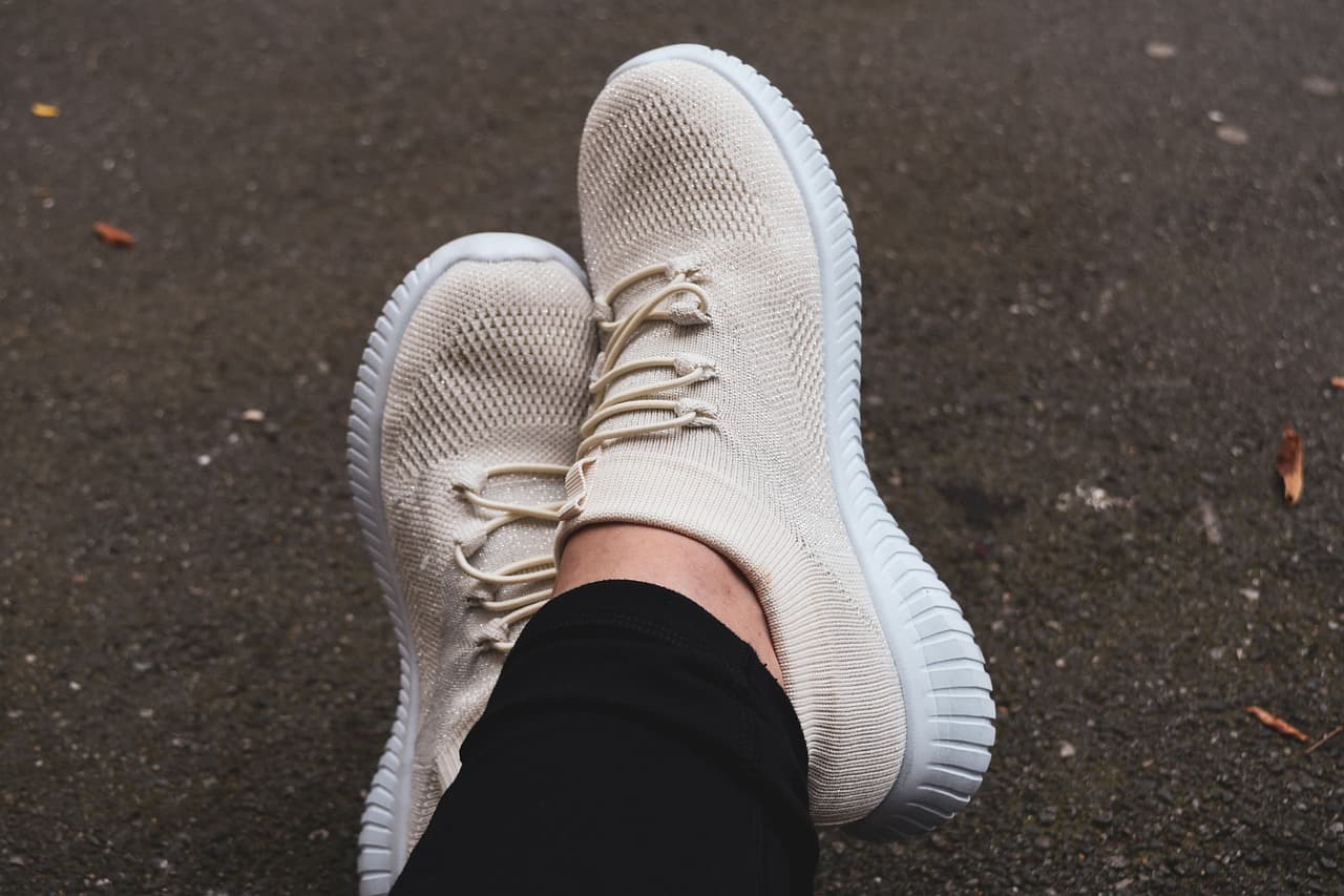 러닝화 착용 중인 여성의 발