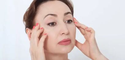 눈가 양쪽으로 잡고있는 여자사진