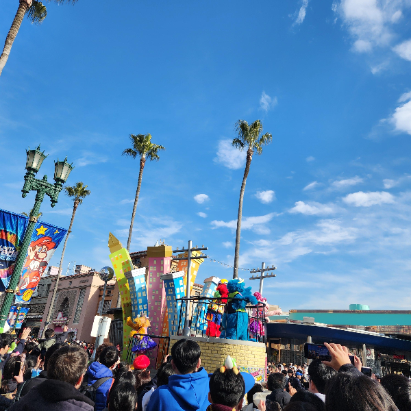 공연단의 공연 모습. 사람들은 스마트폰으로 찍기 바쁘다