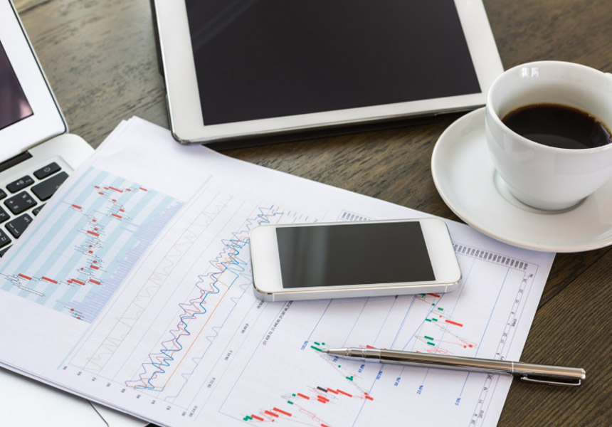 주담대 금리 비교 차트와 금융 자료가 놓인 책상