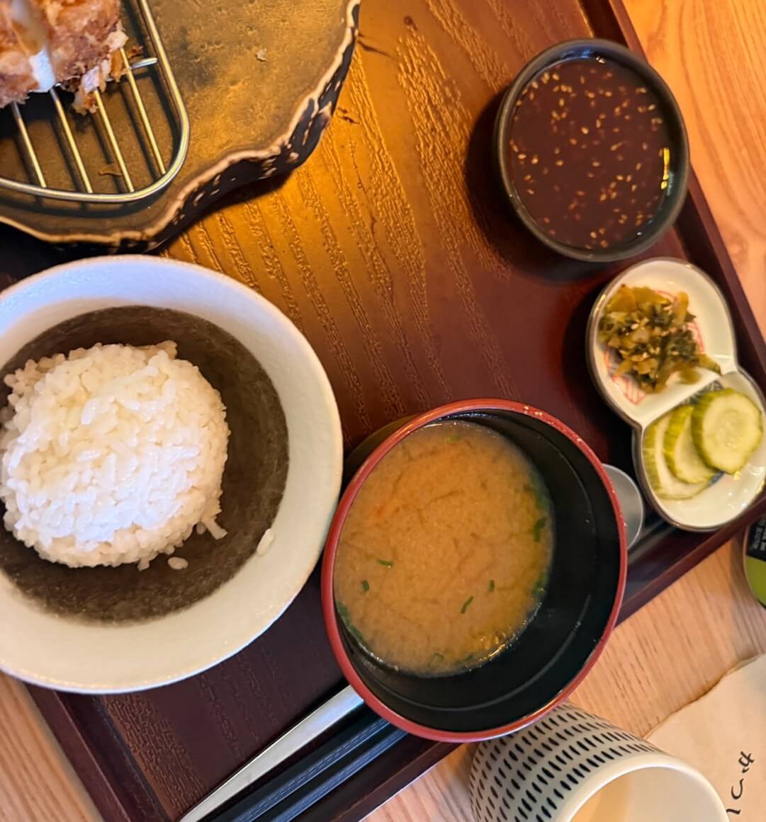 카츠쇼신 정식 밥 된장국 양배추 장아찌와 소스 구성