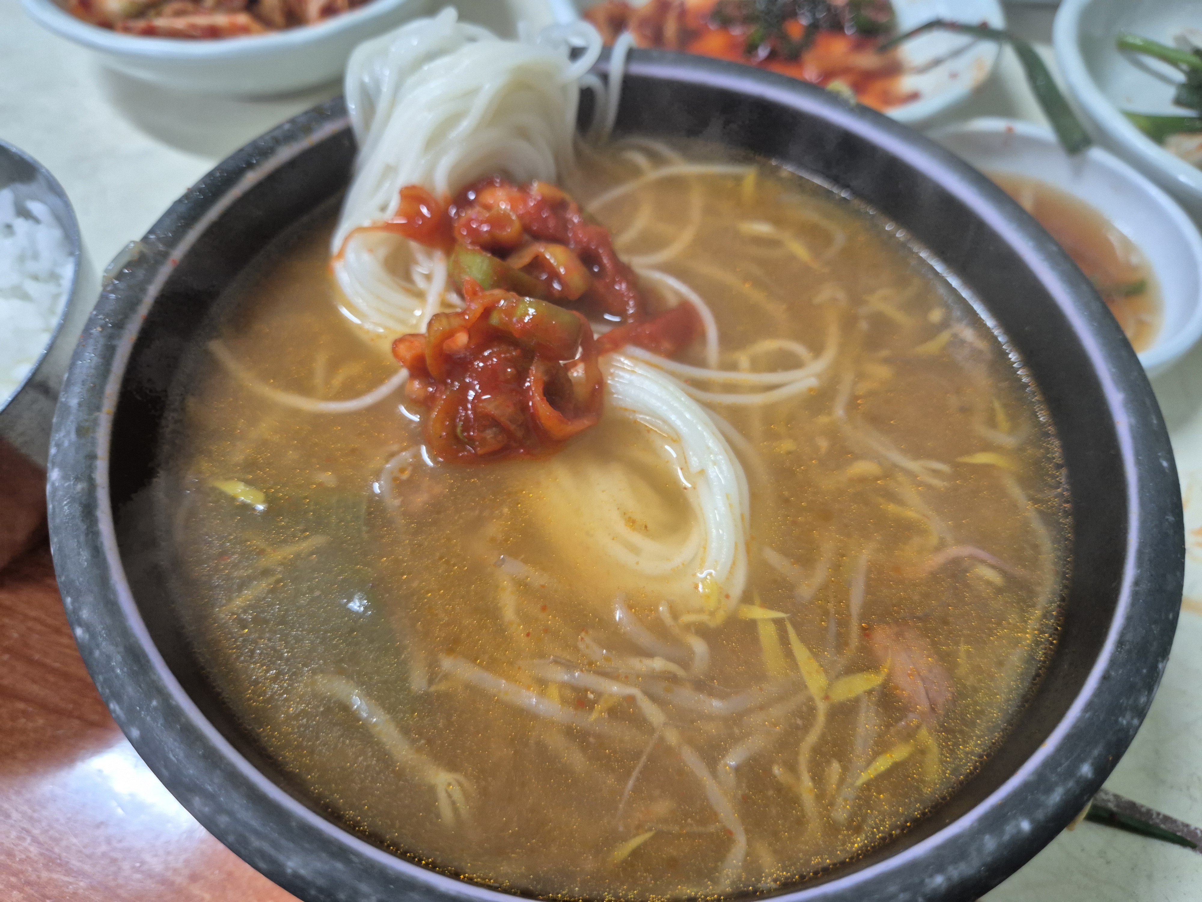 육개장에 소면과 양념장을 넣어서..