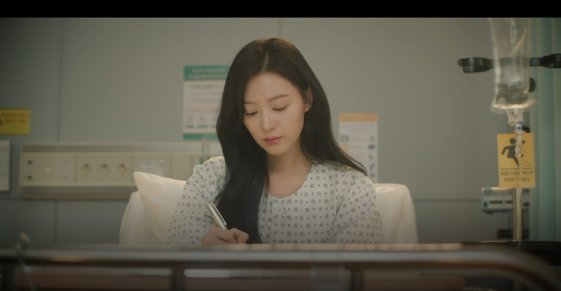 수술 전 일기를 쓰는 홍해인 장면 영상 사진