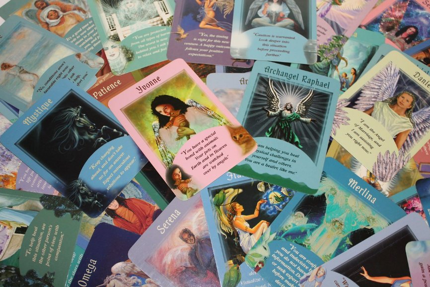 바닥에 흩어져 있는 오라클 타로 카드