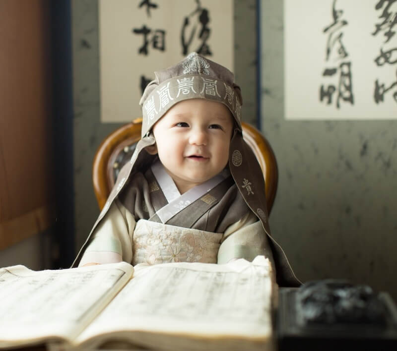 백인 아기가 한국의 전통복을 입고 웃고 있는 사진