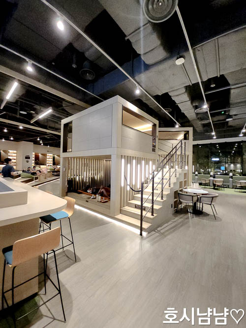 남양주 스파디움24 찜질방 넓고 편한 휴게존 1층과 2층 곳곳에 누워서 쉴 수 있는 공간