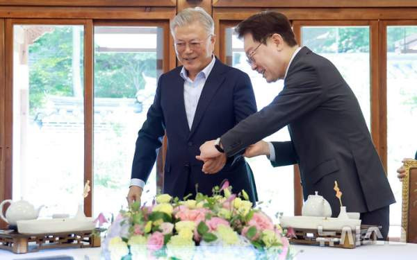 李&middot;文 가짜뉴스: 이재명 대통령 문재인 전 대통령 상춘재 회동 "멸칭 가짜뉴스 근절" 민주진영 단합과 외연 확장 전략 분석