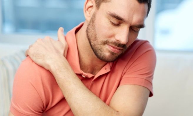 어깨가 아픈 이유