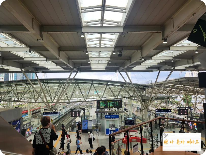 많은-사람들이-기차를-기다리는-서울역
