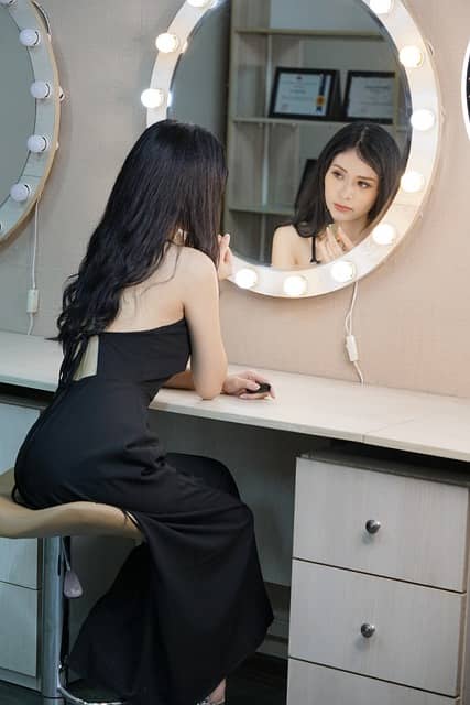 화장대 앞 멍때림? 여성 ADHD 특유의 감각 과부하 다루기