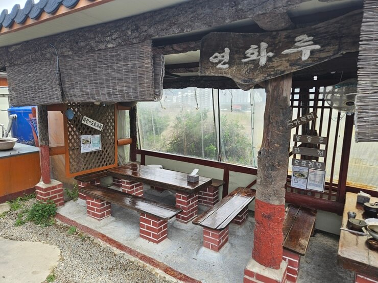 &#39;고가&#39;&#44; 야외 테이블