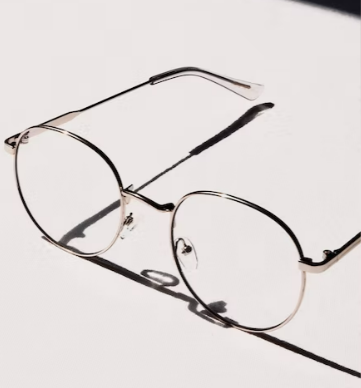 노안수술 증상 - 바닥에 놓여진 안경