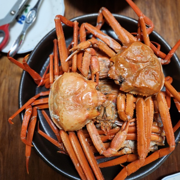 바로쪄서 먹는 홍게 상차림