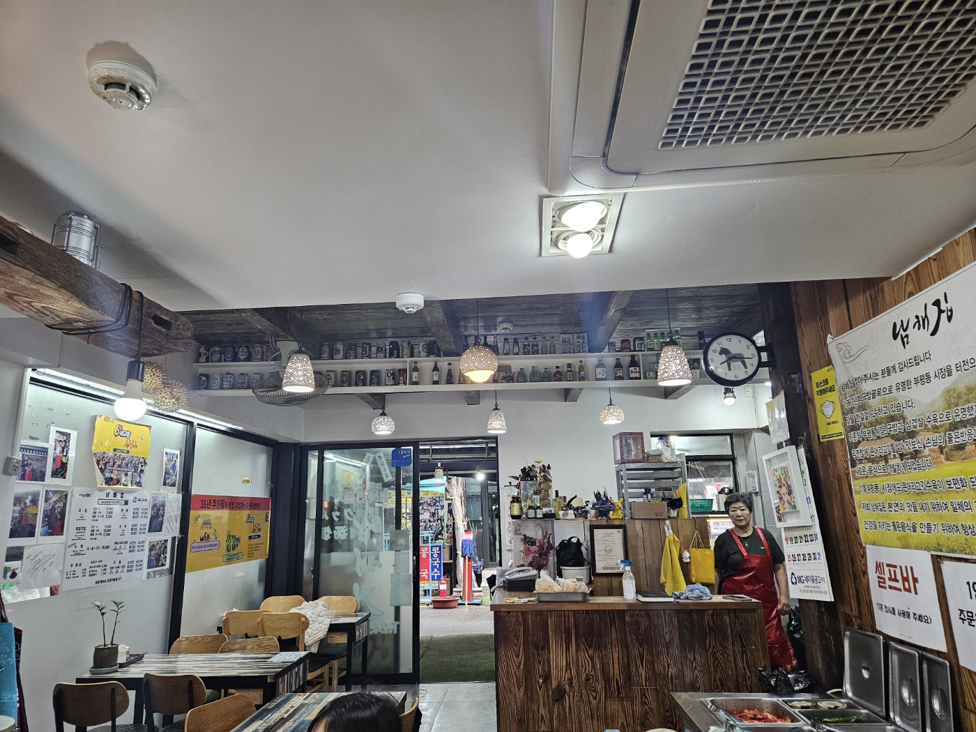 부산 노포 돼지국밥 맛집 남해집, 따뜻한 분위기의 전통 국밥집 내부