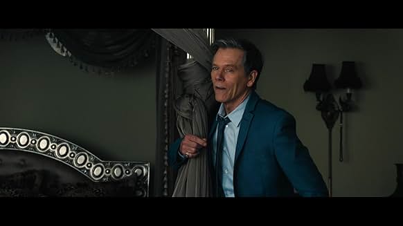 Beverly Hills Cop: Axel F 영화 장면&amp;#44; 케빈 베이컨이 파란 정장을 입고 등장하는 모습