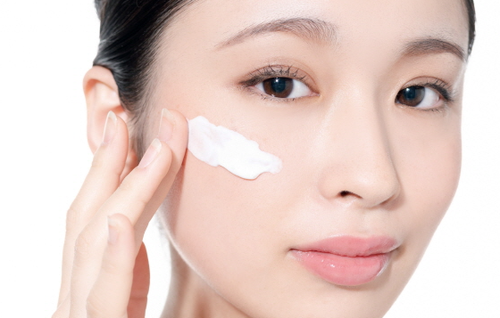 자외선 차단제(선크림) 바르는 사진