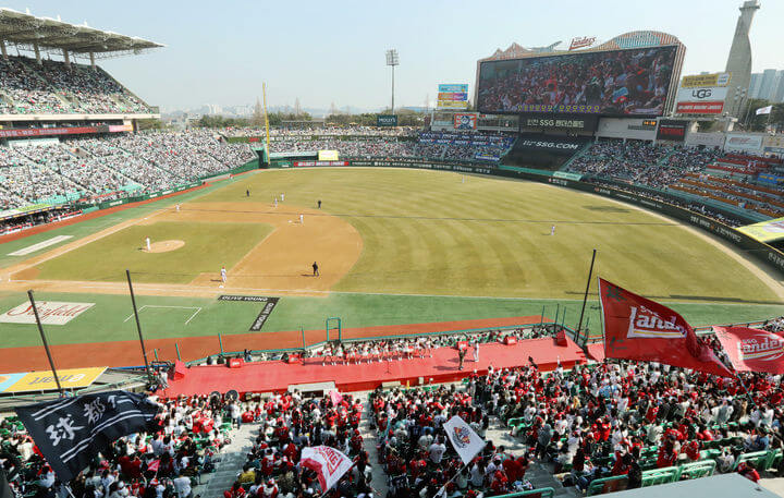 프로야구 개막 2연전 전 경기 매진…역대 최다 관중 신기록 달성