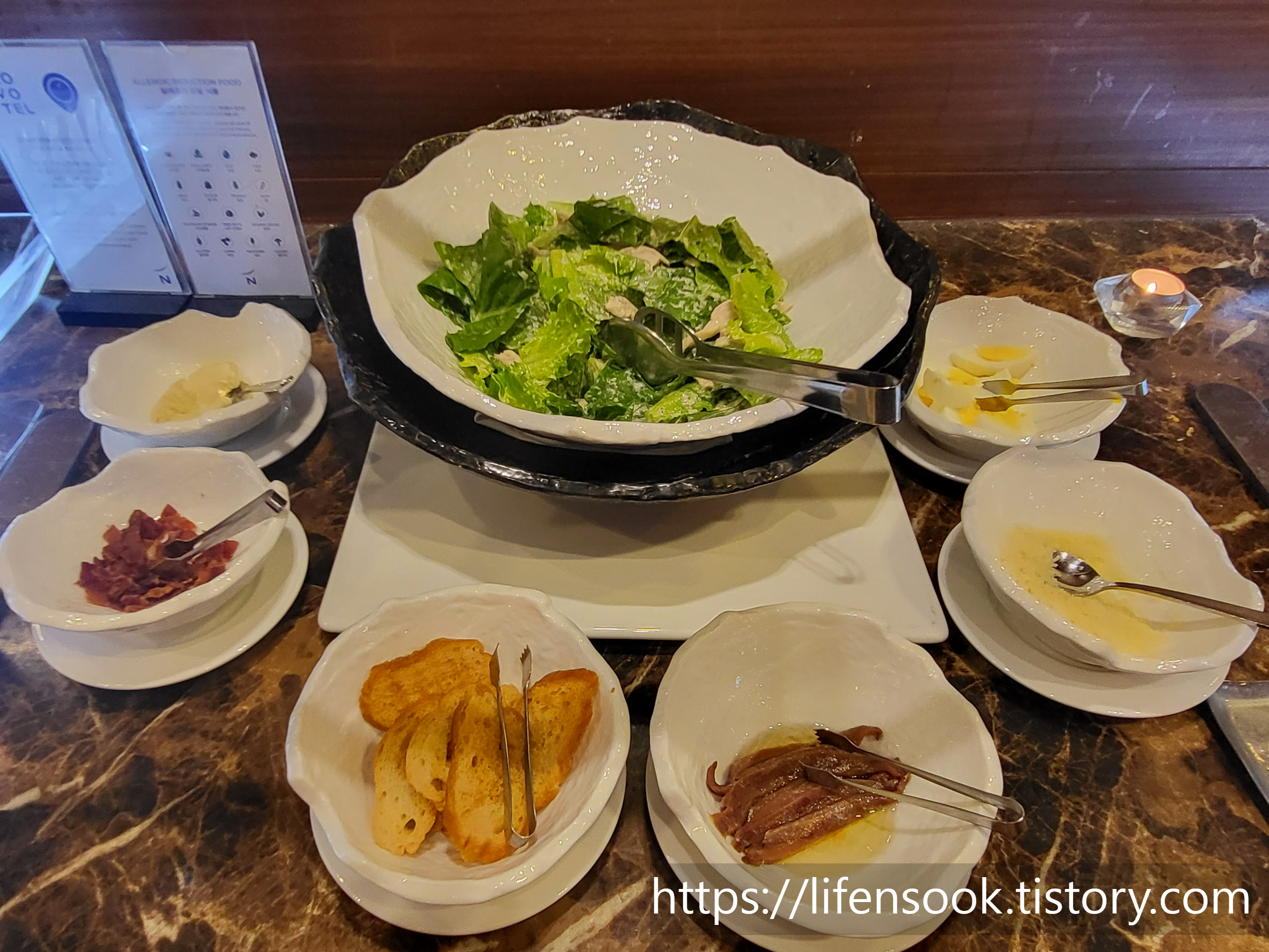 노보텔 앰배서더 강남 더스퀘어 치킨 시저샐러드