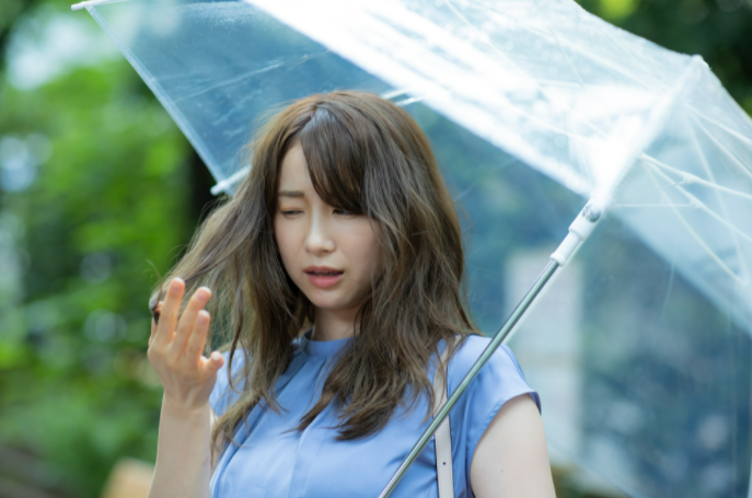 비에 머리가 젖은 여성