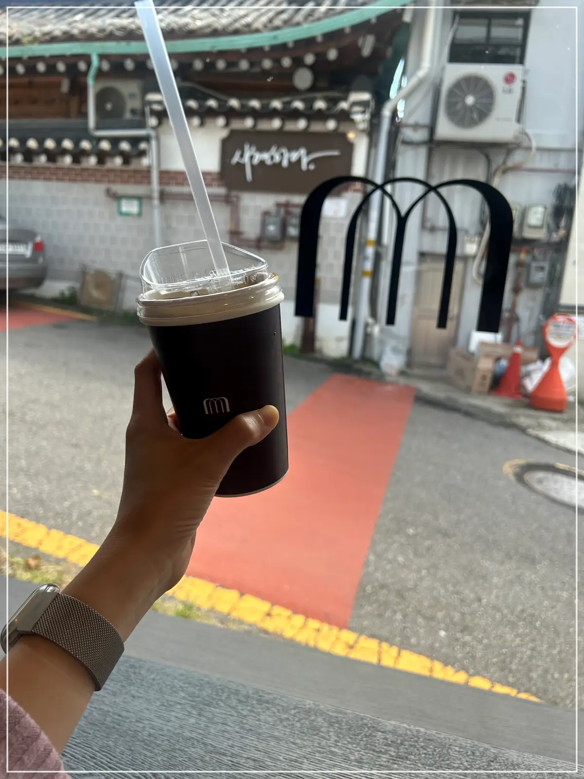 마녹-안국역-카페-내부-창가자리-에서-커피를-들고있는-모습