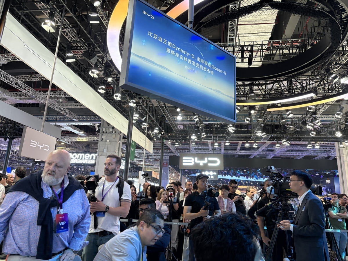 &lsquo;2025 상하이모터쇼&rsquo;가 올 4월 중국 상하이 국가전시컨벤션센터에서 열렸다. 무더기로 신차를 공개한 비야디(BYD) 전시장에 관람객이 북적인다.