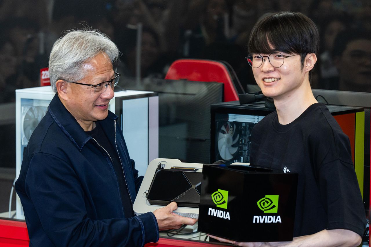 젠슨 황 페이커 선물: 지포스 RTX 5090 최초 공개와 엔비디아 AI PC 전략 분석