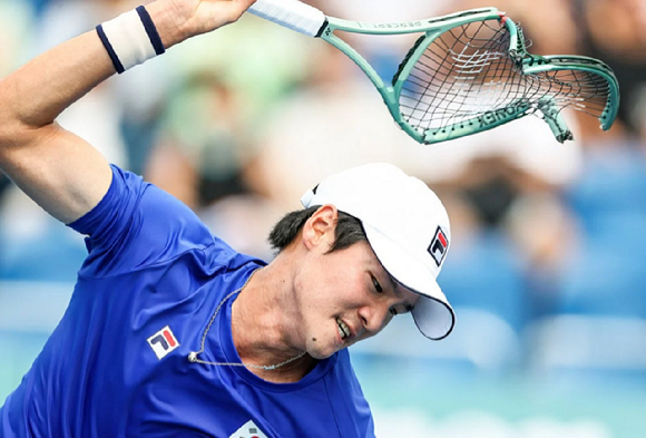 지난 25일 권순우가 경기 직후 화를 이기지 못하고 수차례 라켓을 코트 바닥에 내리쳐 부수는 모습. [사진=SCMP 캡처]