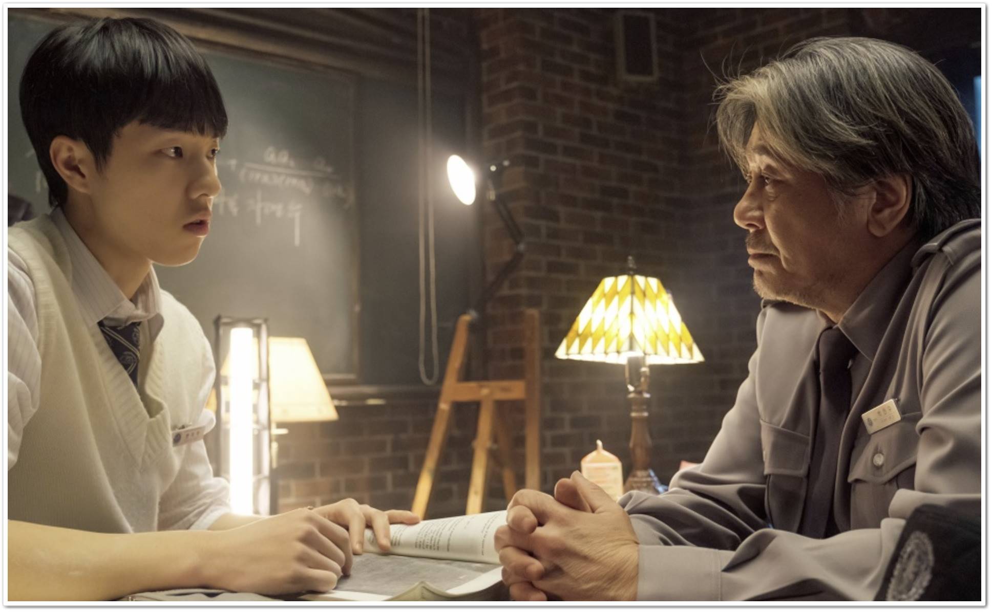 이동휘 한지우가 함께 수학 과외를 하고 있는 모습