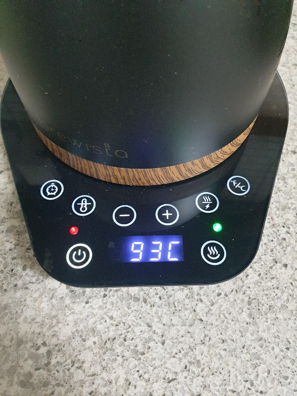 검은색 드립포트 온도가 93℃를 가르키고 있다.