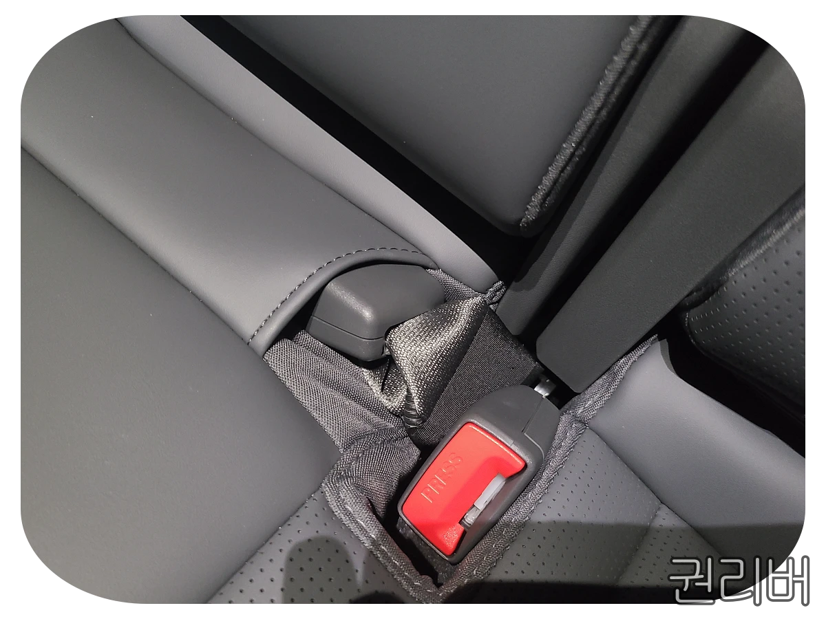 2열 가운데 자리 안전벨트