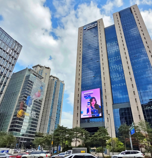 서울 중구 우리금융 디지털센터(왼쪽)와 우리금융 본사 모습.