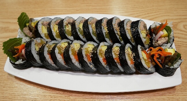 김밥은 단순한 음식이 아닌 문화와 역사를 담은 한국의 소울푸드