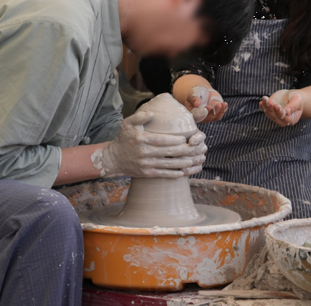 물레를 직접 돌리며 도자기를 만드는 모습