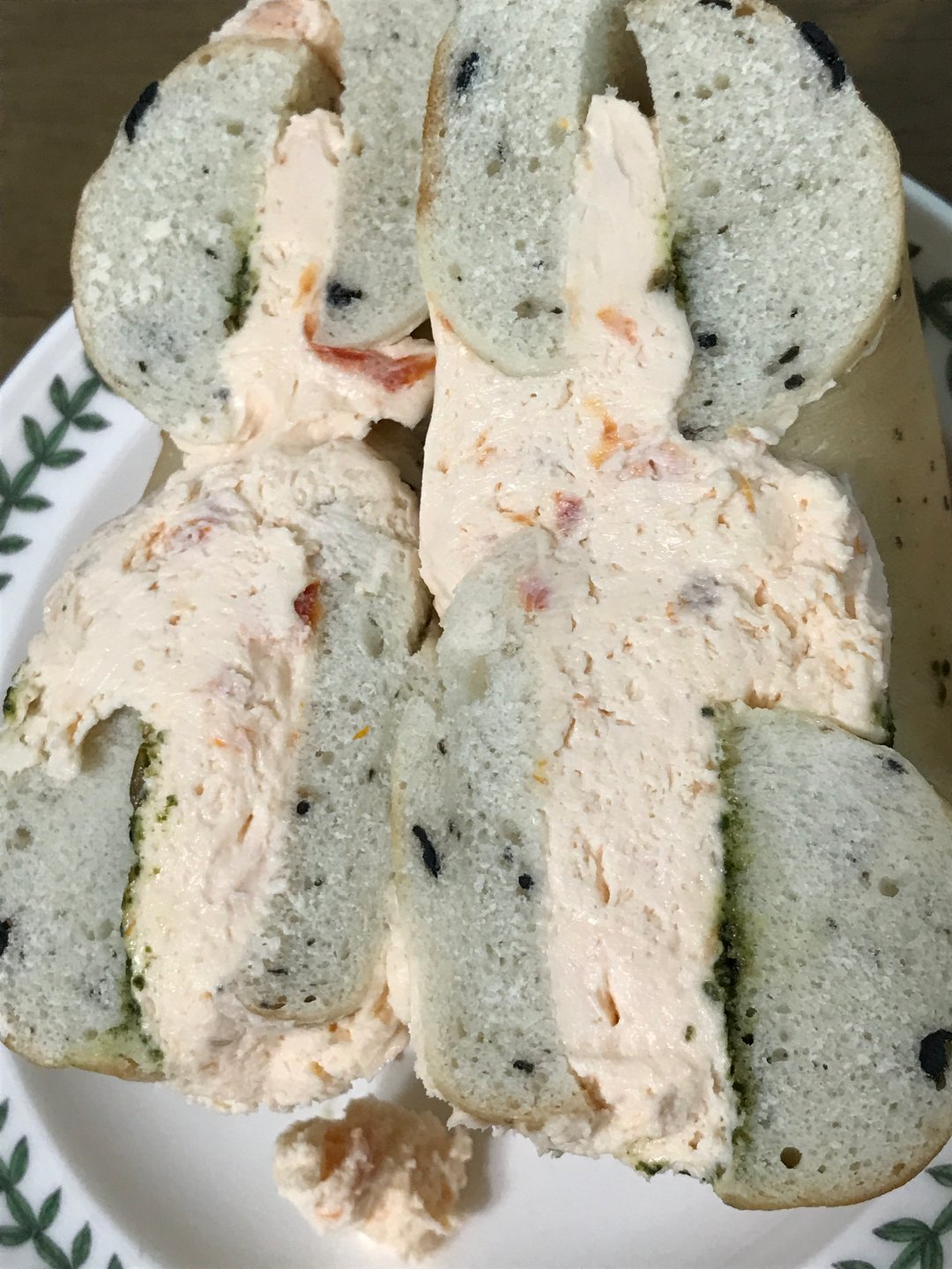 스타벅스에서 구입한 바질 토마토 크림치즈 베이글 사진입니다.