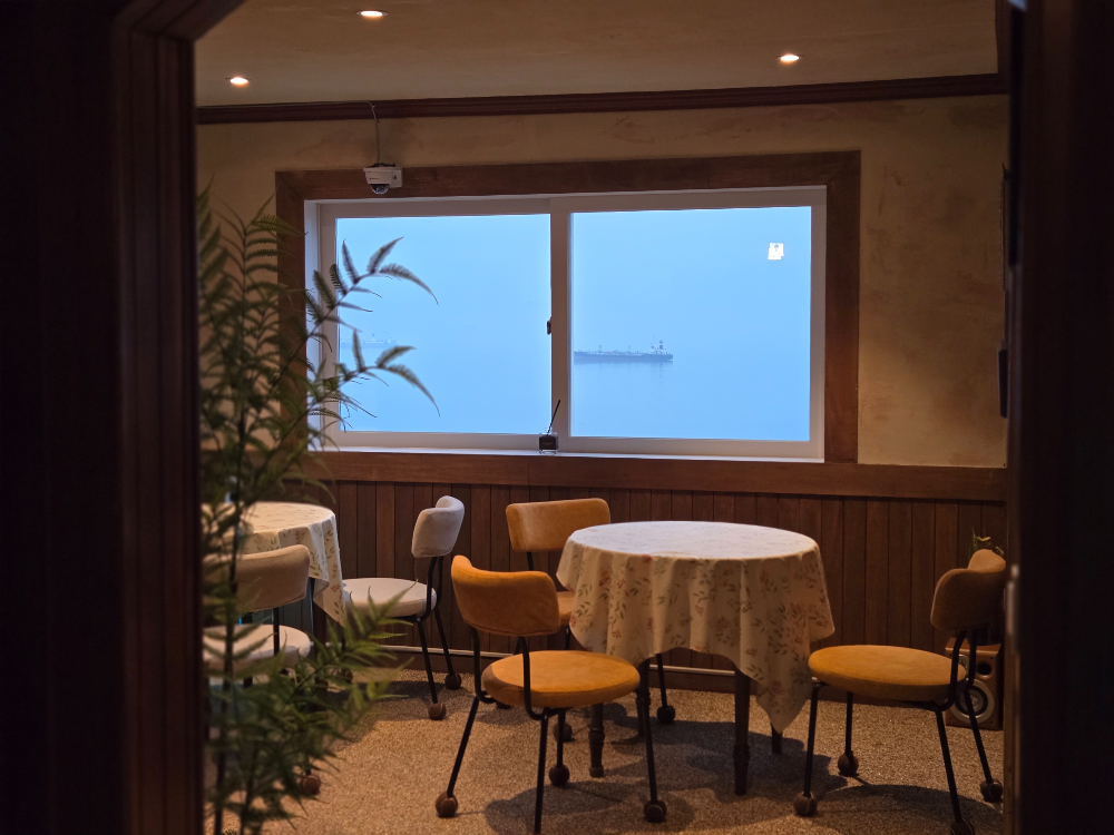 흰여울문화마을 메인 카페 창문 &ndash; 바다가 보이는 감성 뷰