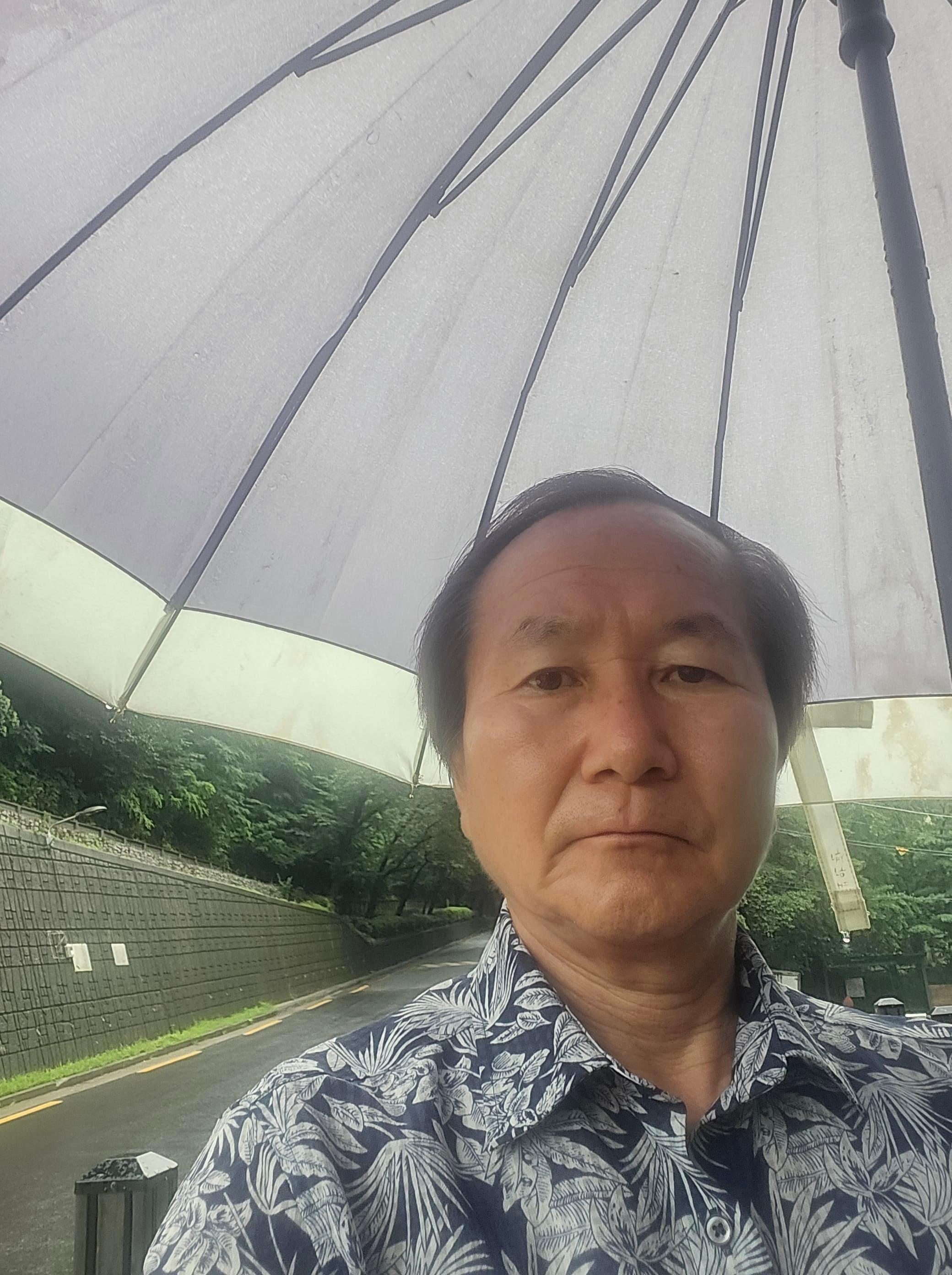 우산은 시야를 가리지 않도록 들었습니다