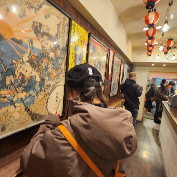 게살 구이집 내부 모습. 여러 일본풍 그림 액자가 걸려 있다.