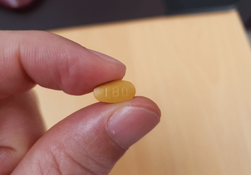 타나민정-80mg-손가락으로-들고있는-사진