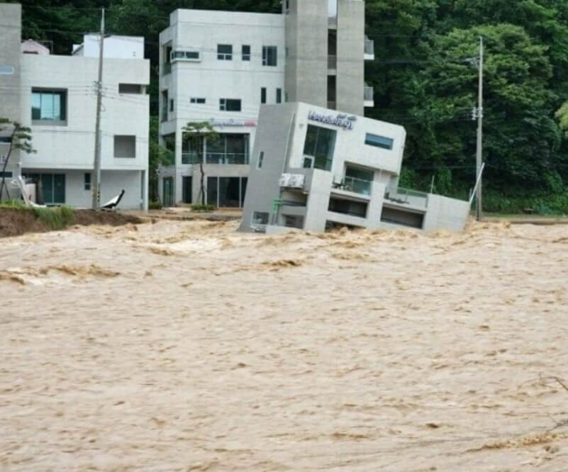 강물에 떠내려가는 풀빌라 건물