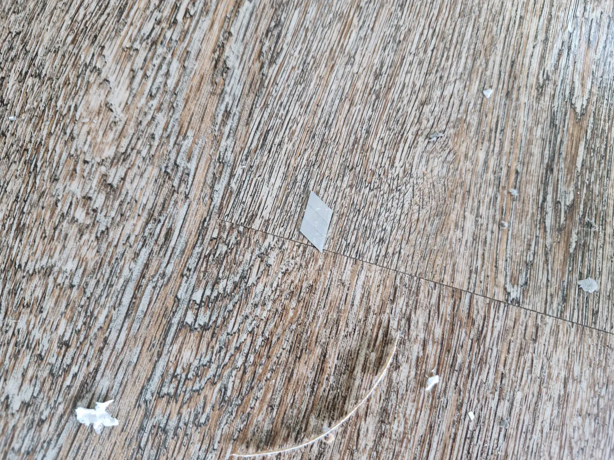 바닥에-떨어져-있는-칼날파편